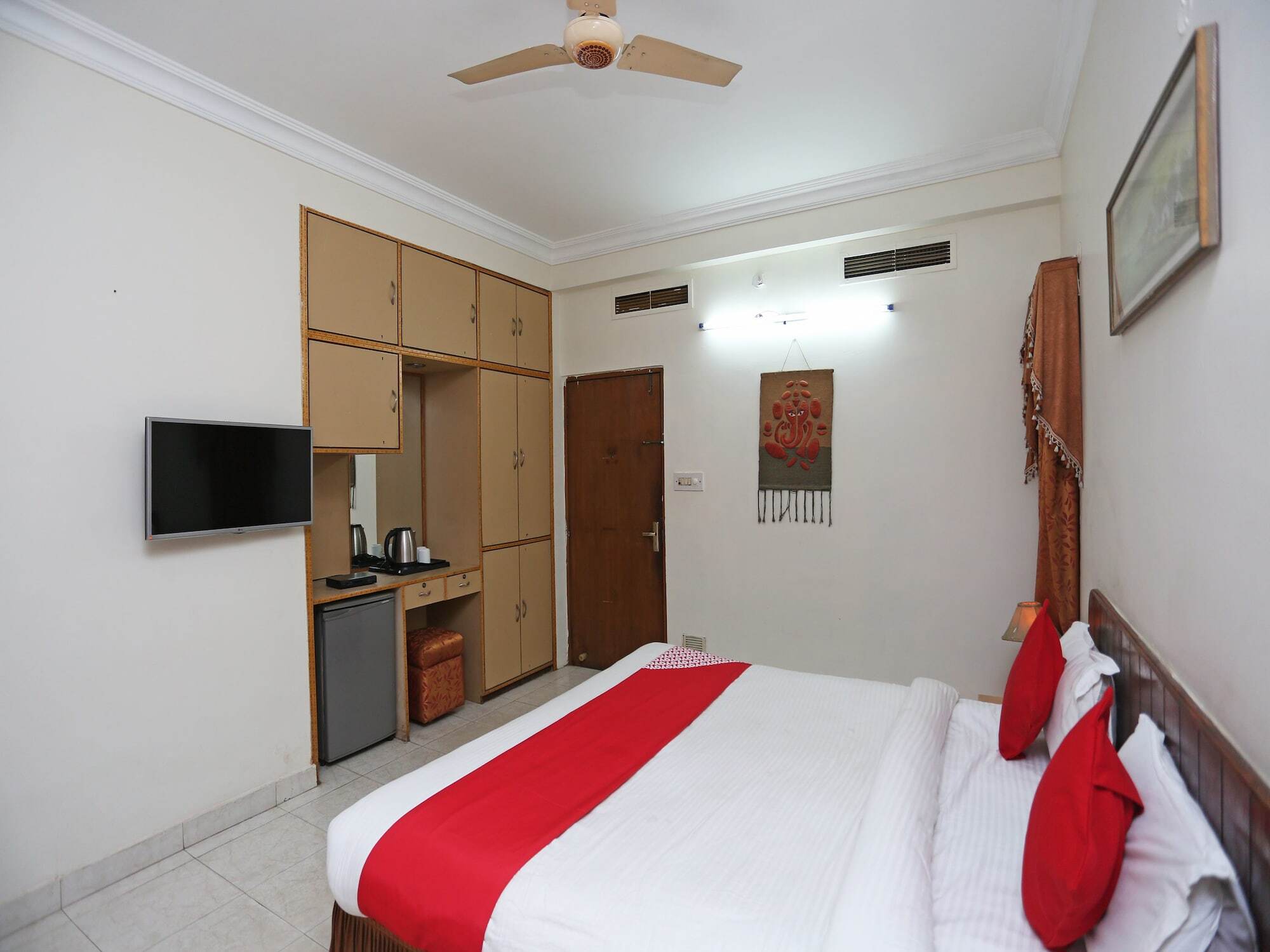 Hotel Oyo 2257 Mm Continental 2*